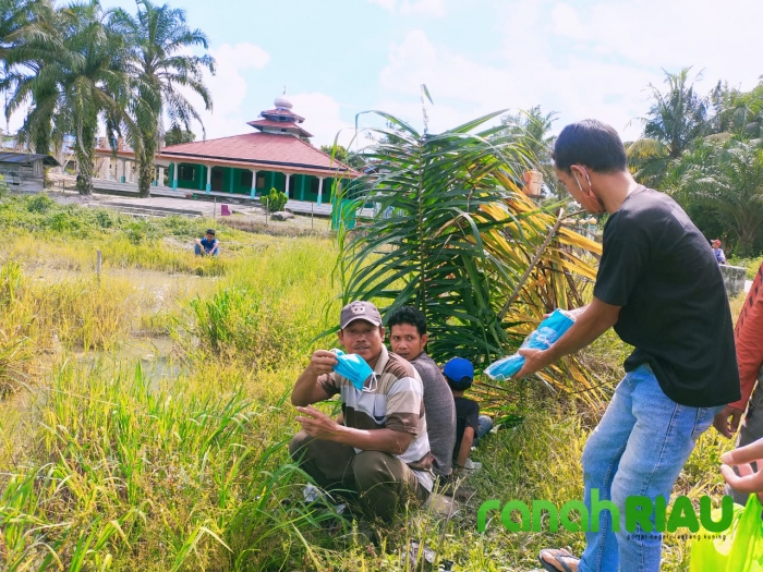 Anggota BPD Terpilih desa Langkan, bagikan Masker ke Masyarakat